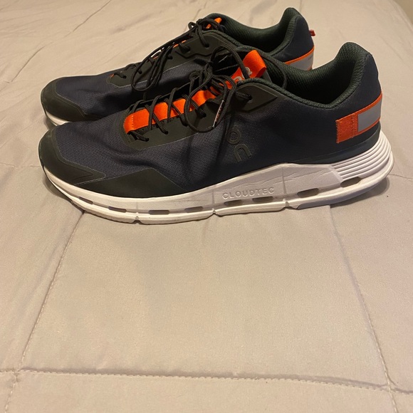 On Cloud Running Shoes - Picture 3 of 7